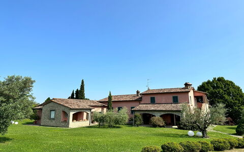 Villa Carsuga: Cielo, Planta, Ventana, Árbol, Edificio, Paisaje Natural, El Terreno Del Lote, Hierba, Cabaña, Casa