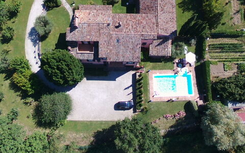 Villa Carsuga: Planta, Propiedad, Edificio, Árbol, Hierba, Diseño Urbano, Ocio, Barrio Residencial, Paisaje, Casa