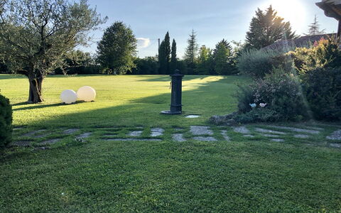 Villa Carsuga: Planta, Cielo, Propiedad, Árbol, Paisaje Natural, Botánica, El Terreno Del Lote, Hierba, Biome, Plantas Leñosas