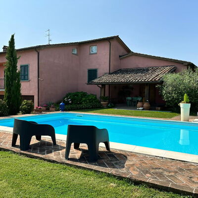 Villa Carsuga: Planta, Cielo, Propiedad, Agua, Edificio, Azur, Árbol, Sombra, Mueble Para Exteriores, Piscina