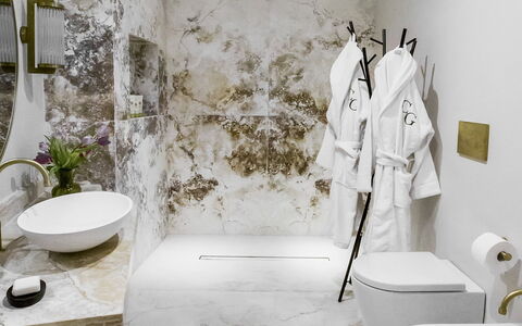 Villa Della Regina: Arreglo De Tubería, Planta, Baño, Edificio, Grifo, Suelo, Piso, Plomería, Casa, Baño