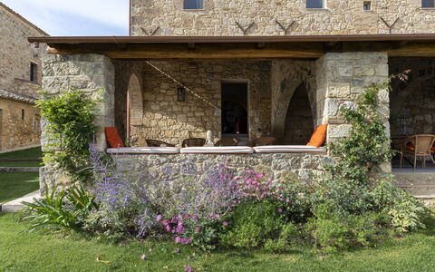 Villa Della Regina: Planta, Flor, Edificio, Propiedad, Ventana, El Terreno Del Lote, Casa, Cabaña, Silla, Hierba