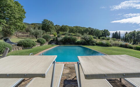 Orcia Panoramic View With Pool: Agua, Cielo, Planta, Nube, Piscina, Árbol, Sombra, Mueble Para Exteriores, Ocio, Diseño Urbano