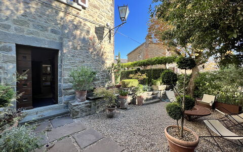 The Architects House: Planta, Edificio, Ventana, Maceta, Superficie De La Carretera, Cielo, Planta De Casa, Barrio Residencial, Piso, Bienes Raíces
