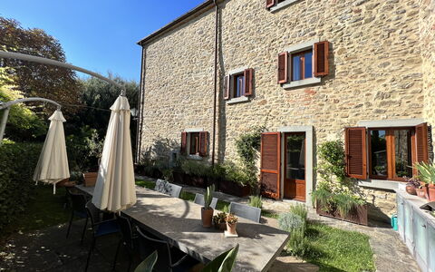 The Architects House: Planta, Propiedad, Ventana, Edificio, Cielo, Silla, Cabaña, Maceta, Barrio Residencial, Hierba