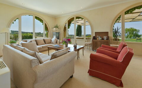 Villa Bagnoli: Mueble, Sofá, Propiedad, Mesa, Planta, Comodidad, Sofá Cama, Diseño De Interiores, Sala, Edificio