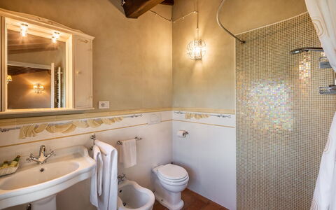 Le Vigne 4: Marrón, Espejo, Arreglo De Tubería, Propiedad, Lavabo, Grifo, Lavabo Del Baño, Baño, Diseño De Interiores, Madera