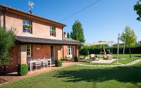 Le Vigne 4: Planta, Cielo, Edificio, Propiedad, Ventana, Árbol, Casa, El Terreno Del Lote, Puerta, Hierba