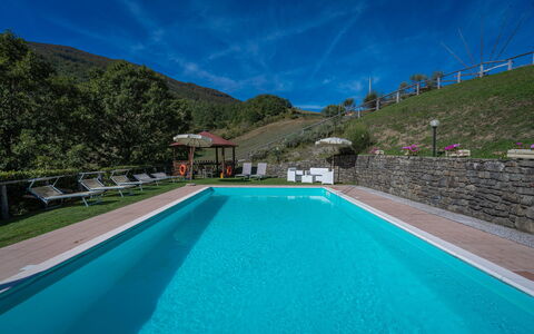 La Vecchia Fornace La Piastra Apartments - Abetone: Agua, Cielo, Nube, Planta, Piscina, Azul, Azur, Edificio, Árbol, Rectángulo