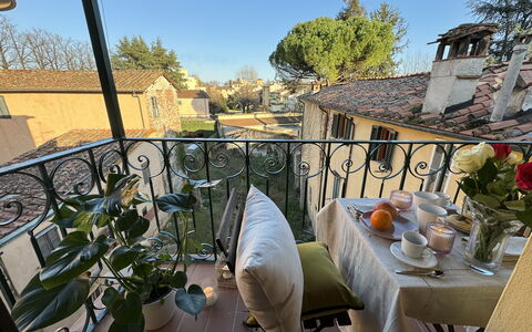 Casa Toto: Mueble, Silla, Balcón, Mueble Para Exteriores, Mesa Al Aire Libre, Planta De Casa, Sombra, Patio, Mesa De Café, Lámpara