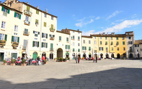 Casa Toto: Plaza De La Ciudad, By, Ciudad, Espacio Publico, Asentamientos Humanos, Barrio, Edificio, Plaza, Uso Mixto, Diseño Urbano