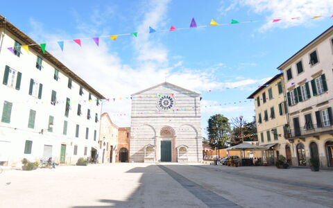 Casa Toto: Edificio, By, Asentamientos Humanos, Ciudad, Arquitectura, Cielo, Barrio, Calle, Plaza De La Ciudad, Casa