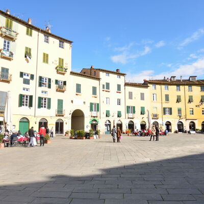 Casa Toto: Plaza De La Ciudad, By, Ciudad, Espacio Publico, Asentamientos Humanos, Barrio, Edificio, Plaza, Uso Mixto, Diseño Urbano