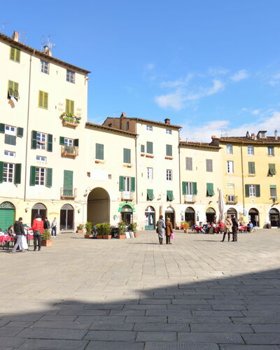 Casa Toto: Plaza De La Ciudad, By, Ciudad, Espacio Publico, Asentamientos Humanos, Barrio, Edificio, Plaza, Uso Mixto, Diseño Urbano