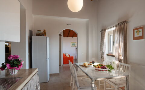 Casa Mimy: Mesa, Mueble, Propiedad, Gabinetes, Madera, Ventana, Diseño De Interiores, Cocina, Silla, Planta De Casa