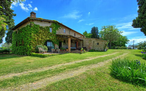 Maggiano: Nube, Planta, Cielo, Edificio, Propiedad, Ventana, Árbol, Casa, Paisaje Natural, El Terreno Del Lote