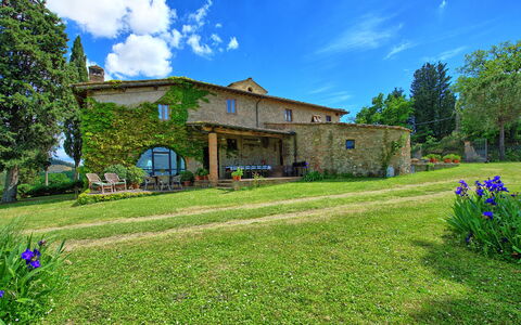 Maggiano: Nube, Cielo, Planta, Propiedad, Edificio, Árbol, Verde, Azul, Entorno Natural, Paisaje Natural