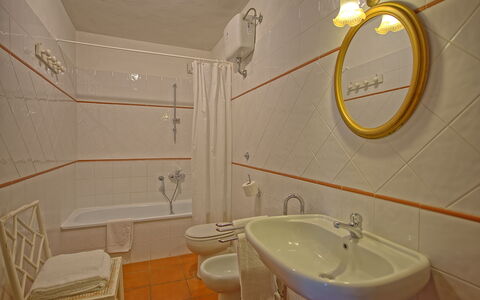 Maggiano: Espejo, Grifo, Arreglo De Tubería, Lavabo Del Baño, Lavabo, Propiedad, Fotografía, Blanco, Baño, Edificio