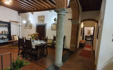 La Colonna: Marco, Mueble, Propiedad, Mesa, Planta, Planta De Casa, Silla, Madera, Diseño De Interiores, Arquitectura