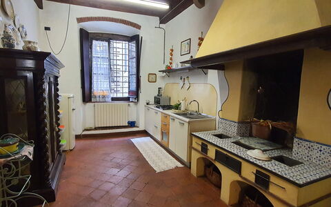 La Colonna: Gabinetes, Mostrador, Ventana, Estufa De Gas, Lavabo, Estufa De Cocina, Diseño De Interiores, Estufa, Cocina, Madera