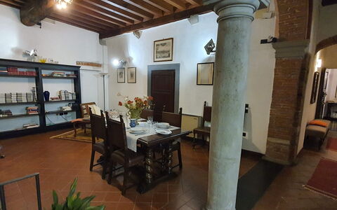 La Colonna: Mueble, Marco, Planta, Mesa, Madera, Planta De Casa, Sala, Silla, Arquitectura, Suelo