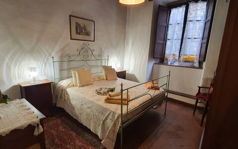 La Colonna: Mueble, Propiedad, Ventana, Edificio, Marco, Mesa, Madera, Comodidad, Textil, Diseño De Interiores