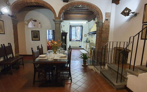 La Colonna: Mesa, Mueble, Propiedad, Marco, Edificio, Silla, Madera, Diseño De Interiores, Ventana, Arquitectura