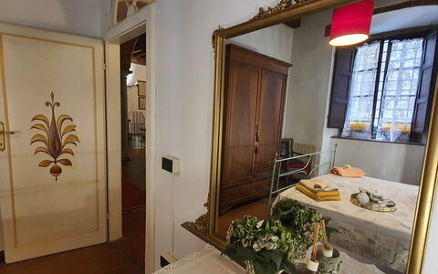 La Colonna: Propiedad, Ventana, Planta, Madera, Edificio, Puerta, Diseño De Interiores, Suelo, Sofá