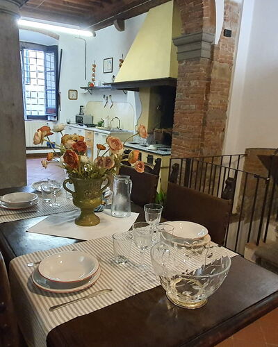 La Colonna: Mesa, Marco, Mueble, Vajilla, Silla, Edificio, Madera, Encendiendo, Vajilla, Diseño De Interiores