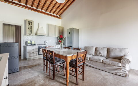 Anilde, Holiday Home with Pool, Wifi, Tuscany: Mesa, Mueble, Gabinetes, Edificio, Madera, Mostrador, Diseño De Interiores, Arquitectura, Sala, Piso