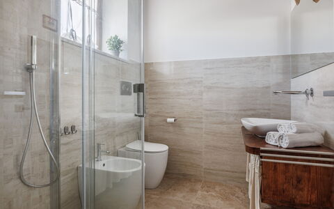 Anilde, Holiday Home with Pool, Wifi, Tuscany: Marrón, Arreglo De Tubería, Edificio, Grifo, Propiedad, Baño, Diseño De Interiores, Lavabo Del Baño