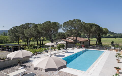 Anilde, Holiday Home with Pool, Wifi, Tuscany: Cielo, Planta, Árbol, Edificio, Agua, Sombra, Piscina, Ocio, Diseño Urbano, Mueble Para Exteriores