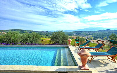 Villa Cona: Agua, Nube, Cielo, Planta, Piscina, Azul, Azur, Mueble Para Exteriores, Árbol, Rectángulo