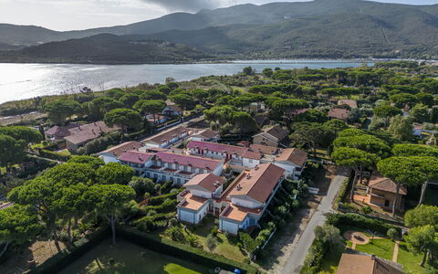 Giannella Beach Residence Apartment - Giannella, G: Agua, Cielo, Propiedad, Nube, Planta, Edificio, Montaña, Naturaleza, Árbol, Tierras Altas