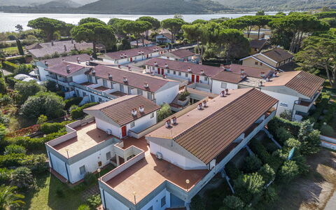 Giannella Beach Residence Apartment - Giannella, G: Edificio, Planta, Propiedad, Árbol, Ventana, Agua, Arquitectura, Diseño Urbano, Casa, Barrio