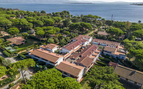 Giannella Beach Residence Apartment - Giannella, G: Agua, Propiedad, Cielo, Árbol, Edificio, Vegetación, El Terreno Del Lote, Diseño Urbano, Madera, Cabaña