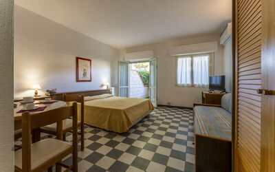 Giannella Beach Residence Apartment Mono 1: Mueble, Mesa, Marco, Madera, Piso, Suelo, Planta De Casa, Sala, Ventana