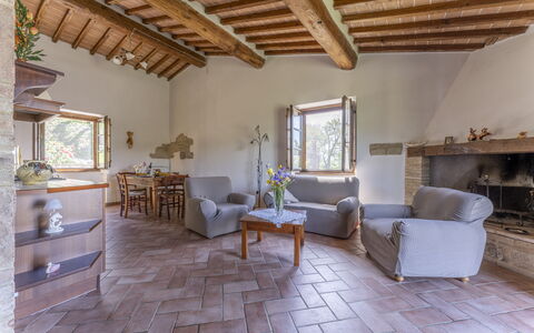 Podere Marcigliana - Radicondoli: Mueble, Edificio, Madera, Diseño De Interiores, Piso, Suelo, Sala, Haz, Madera Dura, Bienes Raíces