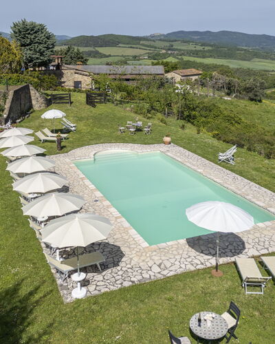 Podere Marcigliana - Radicondoli: Planta, Cielo, Árbol, El Terreno Del Lote, Piscina, Diseño Urbano, Paisaje, Ocio, Sombra, Hierba
