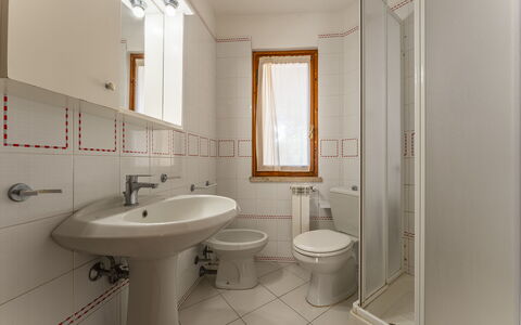 Argentario Giannella Apartment- Orbetello, Toscana: Grifo, Arreglo De Tubería, Lavabo, Lavabo Del Baño, Propiedad, Espejo, Baño, Púrpura, Edificio
