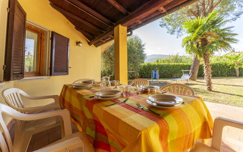 Argentario Giannella Apartment- Orbetello, Toscana: Mesa, Planta, Propiedad, Mueble, Ventana, Silla, Edificio, Manteles, Vajilla, Diseño De Interiores