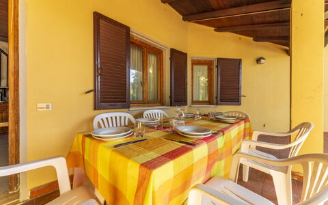 Argentario Giannella Apartment- Orbetello, Toscana: Mesa, Propiedad, Vajilla, Edificio, Diseño De Interiores, Madera, Arquitectura, Ventana, Silla, Plato