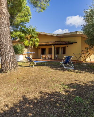 Argentario Giannella Apartment- Orbetello, Toscana: Planta, Edificio, Propiedad, Cielo, Ventana, Árbol, Sombra, El Terreno Del Lote, Casa, Nube