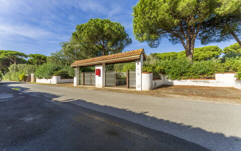 Giannella Apartment - Orbetello, Toscana: Cielo, Nube, Propiedad, Planta, Superficie De La Carretera, Árbol, Asfalto, Sombra, El Terreno Del Lote, Barrio