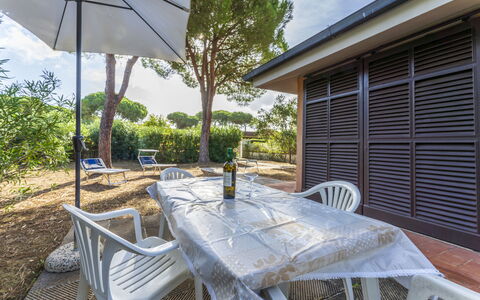 Giannella Apartment - Orbetello, Toscana: Mueble, Planta, Propiedad, Mesa, Silla, Sombra, Edificio, Mueble Para Exteriores, Árbol, Cielo