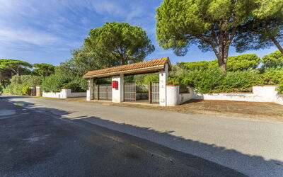 Giannella Apartment - Orbetello, Toscana: Cielo, Nube, Propiedad, Planta, Superficie De La Carretera, Árbol, Asfalto, Sombra, El Terreno Del Lote, Barrio