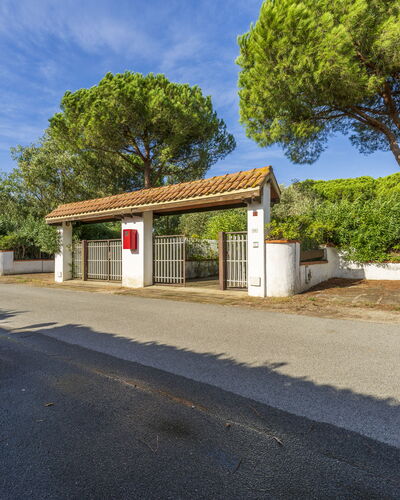 Giannella Apartment - Orbetello, Toscana: Cielo, Nube, Propiedad, Planta, Superficie De La Carretera, Árbol, Asfalto, Sombra, El Terreno Del Lote, Barrio