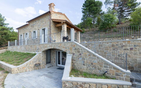 Villa Luana: Cielo, Planta, Edificio, Ventana, Escalera, Árbol, Nube, Casa, Pared, Puerta