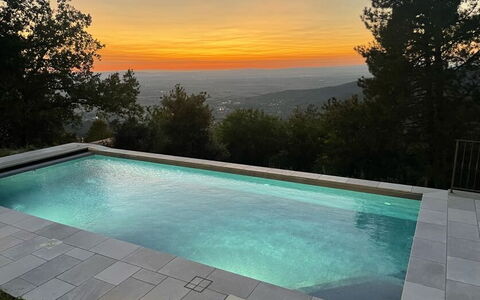 Villa Luana: Agua, Cielo, Propiedad, Tiempo De Día, Piscina, Planta, Azur, Rectángulo, Sombra, Árbol