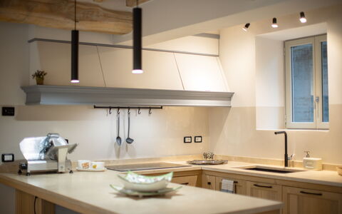 Villa Luana: Gabinetes, Fregadero, Mostrador, Edificio, Ventana, Lavabo, Mesa, Cocina, Madera, Diseño De Interiores